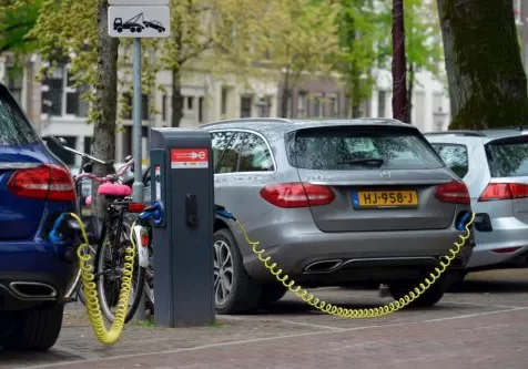 Laadstations voor eigenaren van elektrische voertuigen tijdens het reizen in Nederland